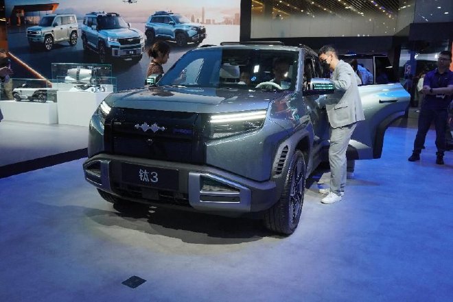 2025上海车展：有颜值有科技的方盒子 方程豹钛3车展亮相