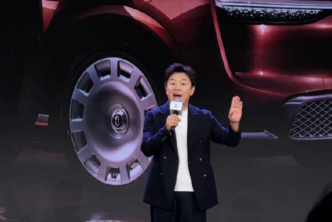 全新一代问界M9完成首批用户工厂验收交付