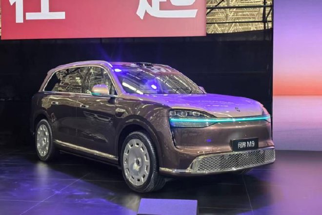 全新一代问界M9完成首批用户工厂验收交付