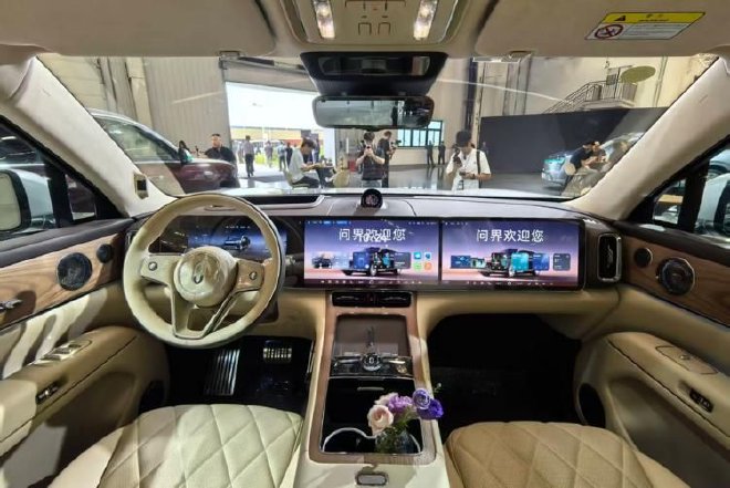 全新一代问界M9完成首批用户工厂验收交付