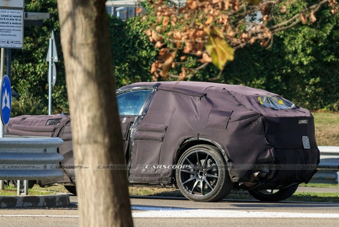 法拉利首款SUV量产车身试装车首次曝光 预计2022年发布