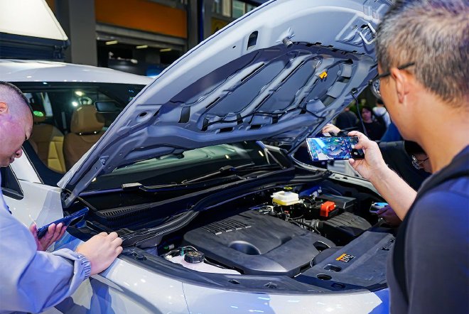 2025广州车展：吉利新能源皮卡携生态产品PSP380放电器亮相