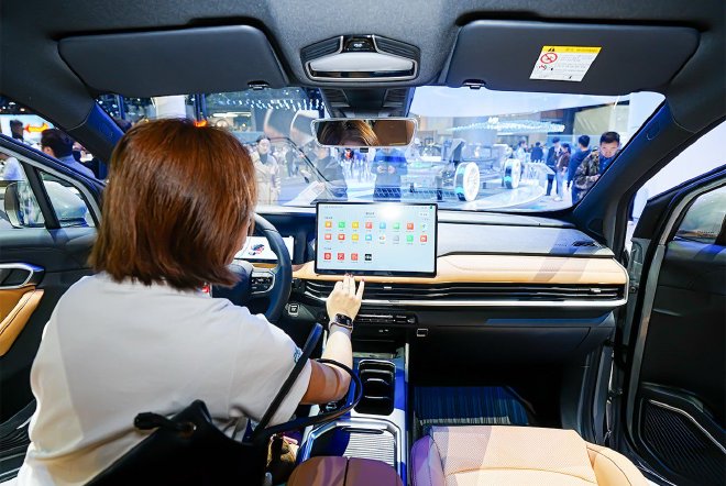 2025广州车展：吉利新能源皮卡携生态产品PSP380放电器亮相