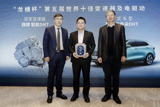 北京航空航天大学交通科学与工程学院教授、院学术委员会主任、国家乘用车自动变速器工程技术研究中心常务副主任、评委会主席徐向阳（左1）与汽车评价研究院院长李庆文（右1）为长城汽车混合动力系统副总工程师陈淑江（中）颁奖