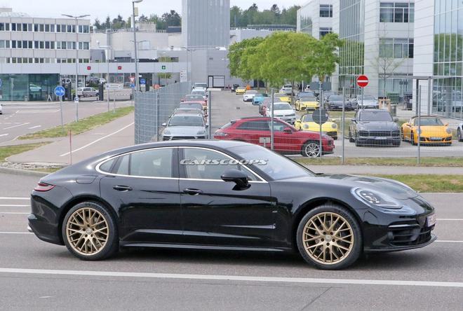 曝改款保时捷Panamera轻伪谍照 金色运动车轮抢眼