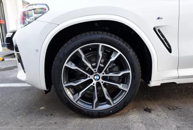 25i车型提供选装的20英寸 699M轮圈