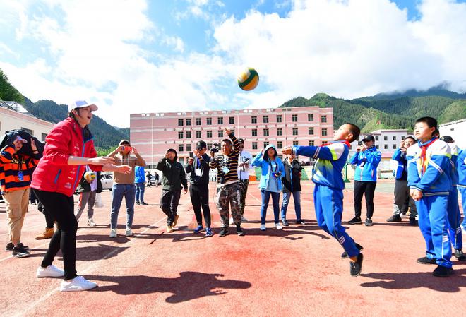 女排世界冠军薛明与孩子们互动