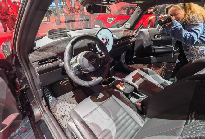 2025上海车展：全新电动MINI JCW亮相