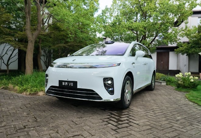 打破MPV固有刻板印象 实拍享界V8