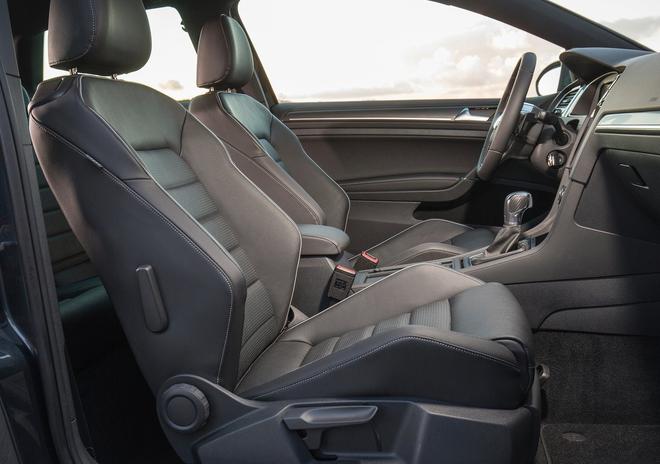 配图为2017款高尔夫GTD内饰