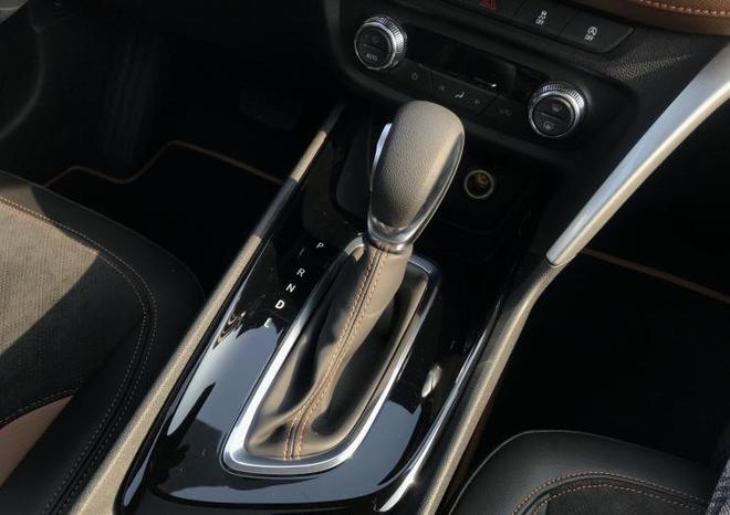 悬浮中控屏加身 别克新昂科拉内饰首发