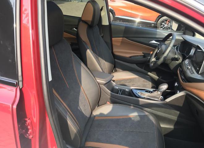 悬浮中控屏加身 别克新昂科拉内饰首发