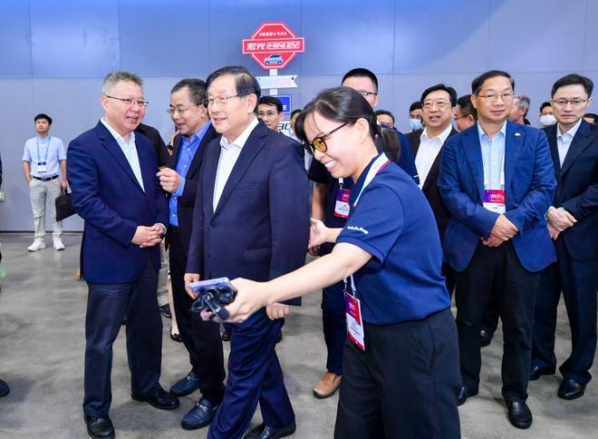 （全国政协副主席万钢亲临上汽通用五菱展台体验宏光MINIEV）