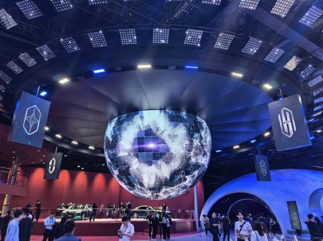 五界同台亮 焕新登场 鸿蒙智行王牌阵容亮相北京车展