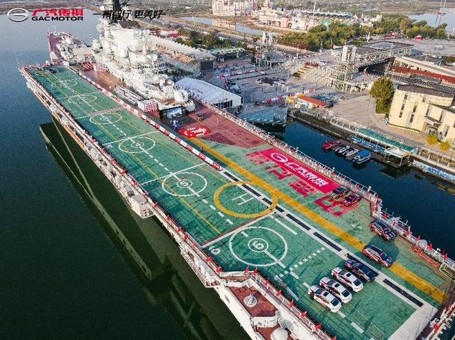 （传祺明星车队在航母上）