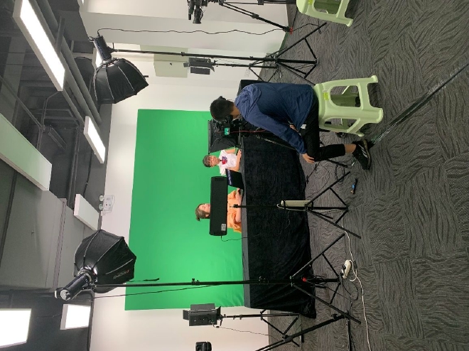 图为老师和孩子们一起认真录制课程