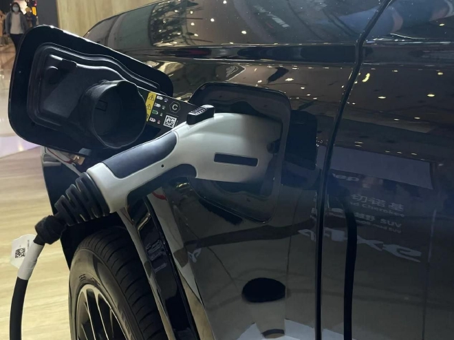 越野电动化新作 Jeep®全新⼤切诺基4xe亮相北京