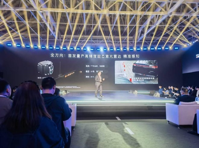 2025上海车展：华为发布乾崑智驾ADS 4与鸿蒙座舱HarmonySpace 5