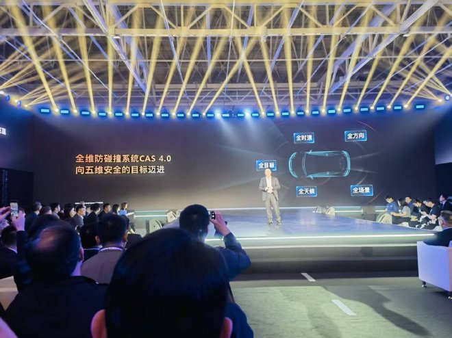 2025上海车展：华为发布乾崑智驾ADS 4与鸿蒙座舱HarmonySpace 5