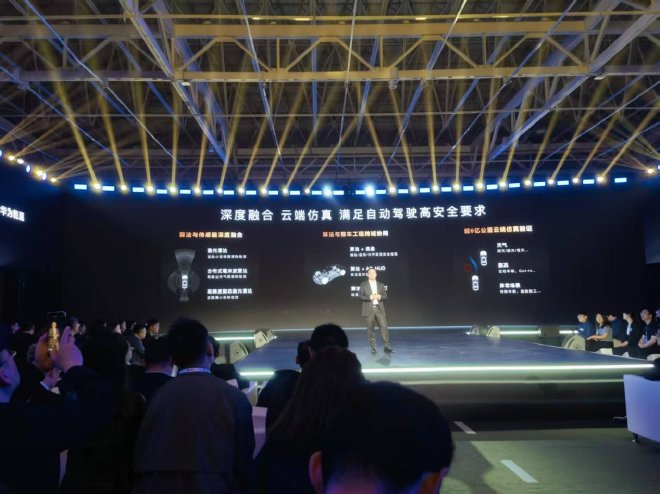 2025上海车展：华为发布乾崑智驾ADS 4与鸿蒙座舱HarmonySpace 5