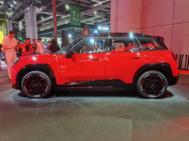 2025上海车展：全新电动MINI JCW亮相