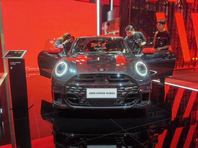 2025上海车展：全新电动MINI JCW亮相