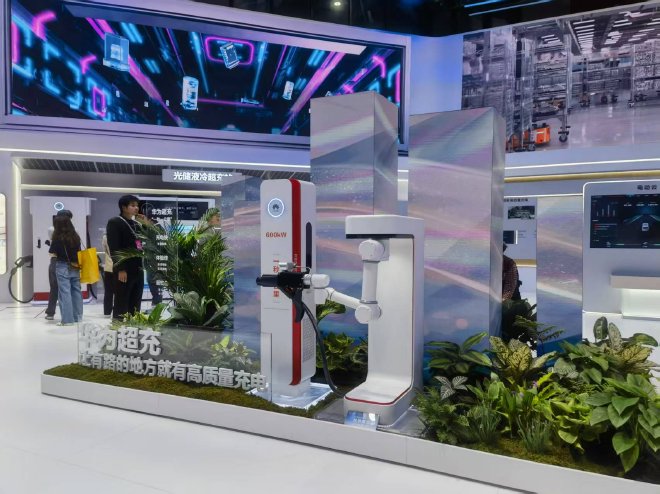 2025上海车展：华为DriveONE聚焦度电续航与运动域