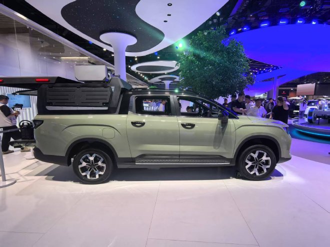 2025上海车展：吉利雷达超级电混皮卡亮相