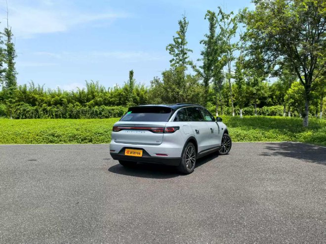 经典车型再升级 抢先试驾零跑全新C11增程版