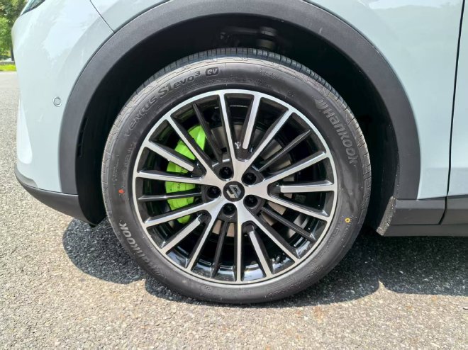 经典车型再升级 抢先试驾零跑全新C11增程版