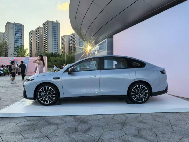 零跑B01正式上市 起售价8.98万元