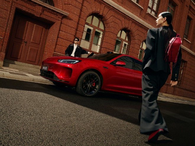 新增颜色 问界新M5 Ultra跃影红正式开售