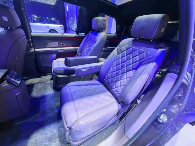 2025成都车展探馆:蔚来全新ES8