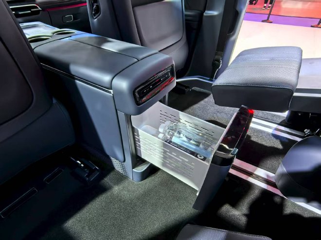 2025成都车展：2026款岚图梦想家开启预售