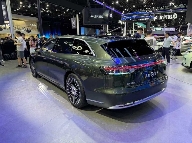 2025成都车展:鸿蒙智行首款旅行车享界S9T正式亮相