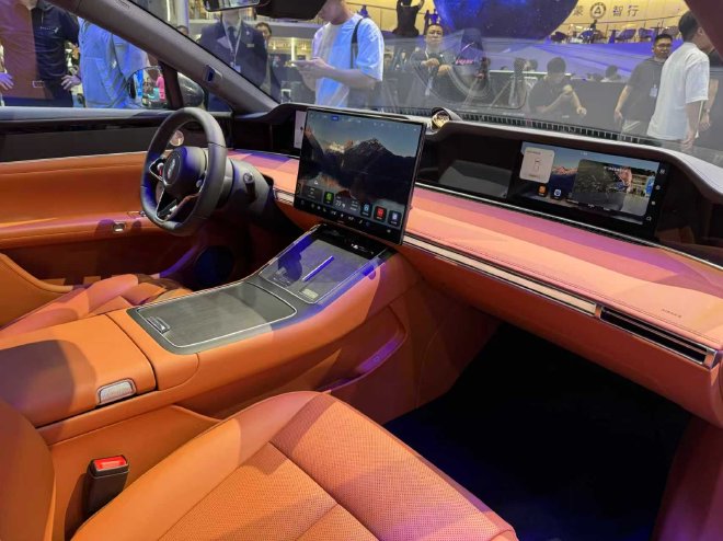 2025成都车展:鸿蒙智行首款旅行车享界S9T正式亮相