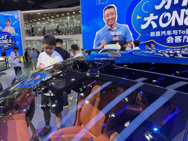 2025成都车展:鸿蒙智行首款旅行车享界S9T正式亮相