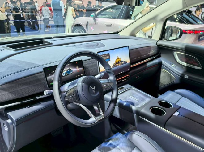 2025成都车展：2026款岚图梦想家开启预售