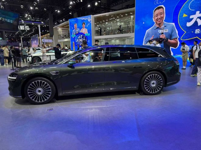 2025成都车展:鸿蒙智行首款旅行车享界S9T正式亮相