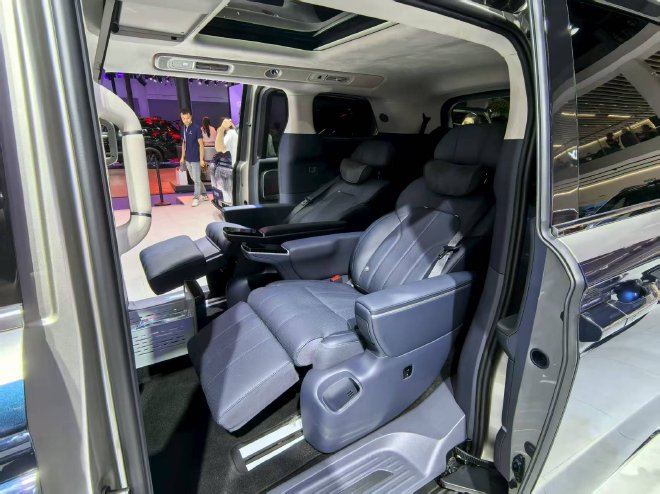 2025成都车展：2026款岚图梦想家开启预售