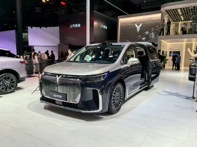 2025成都车展：2026款岚图梦想家开启预售