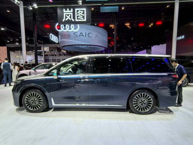 2025成都车展：2026款岚图梦想家开启预售