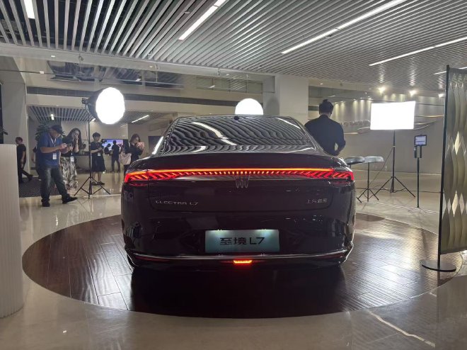 “真龙”增程+智能辅助驾驶拉满 至境L7正式亮相