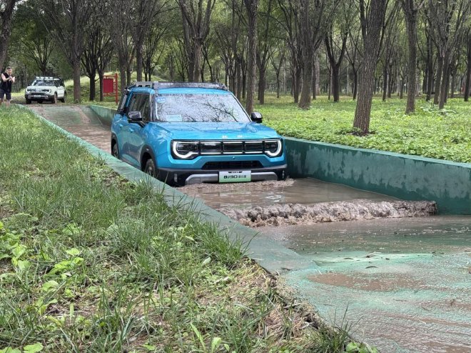 既能“撒野”又能“顾家” 试驾北京越野BJ30旅行家