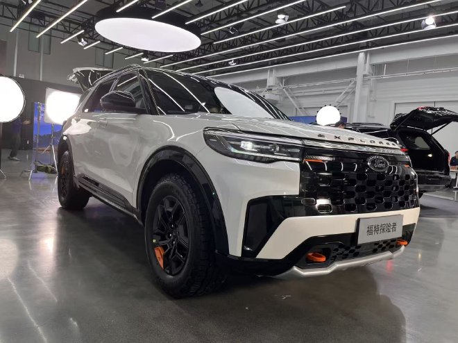 硬核之上，布局再拓！全新福特探险者昆仑穿越版新车亮相