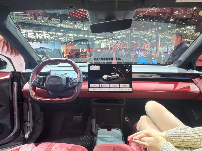 2025广州车展：领克Z20曜红版亮相