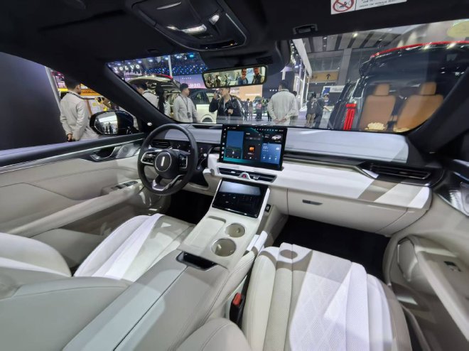 2025广州车展：魏牌多车统一亮相