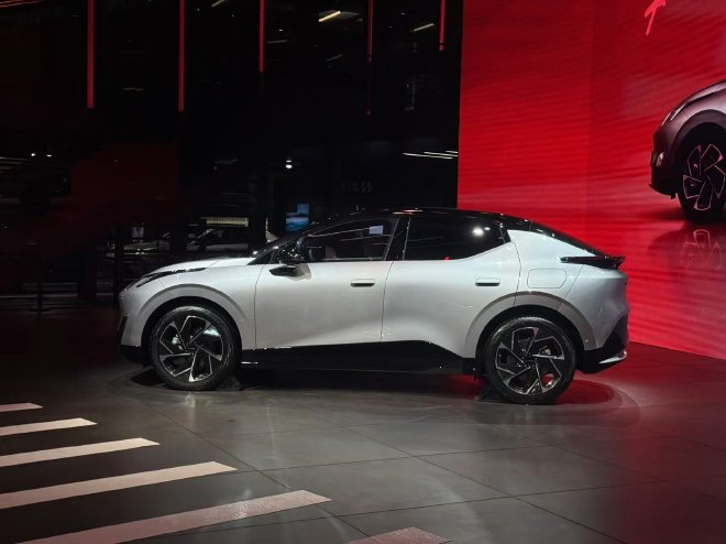 2025广州车展：领克Z20曜红版亮相