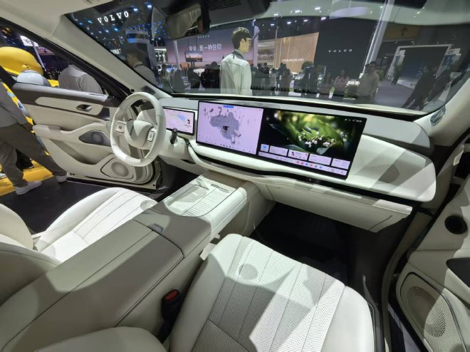 2025广州车展：魏牌多车统一亮相