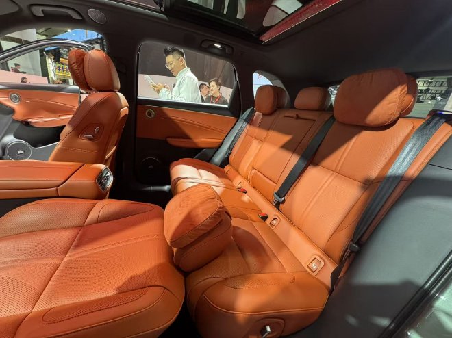 2025广州车展：红旗HS6 PHEV携东方美学亮相